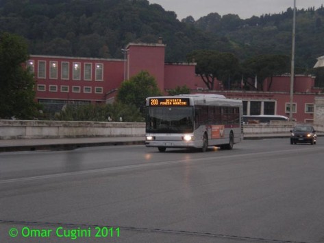 La linea 200D, sulla quale vediamo in servizio la vetture 3935 mentre transita su Ponte Duca D'Aosta, è stata una delle linee soppresse il 12/05/2014