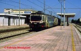 Coppia di ALe80 impegnate in un servizio diretto per Bari, riprese in transito nella stazione di Incoronata