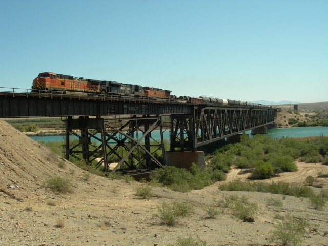 Convoglio BNSF a Topock, California, transita sul Colorado River 