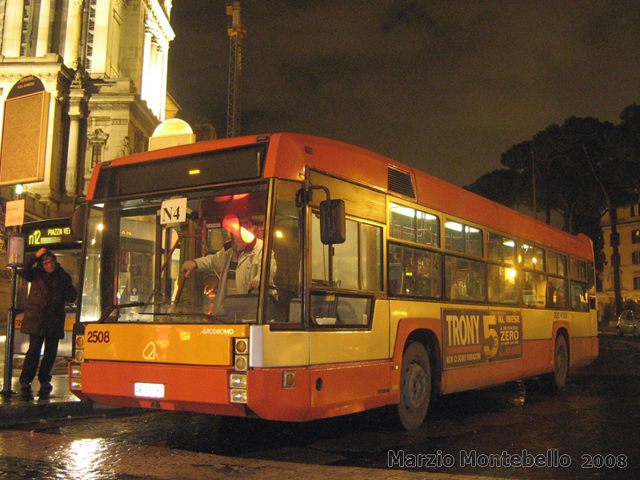 Vettura 2508 (CAM/MAN_NL 263 Bussotto) in Piazza Venezia sulla linea n4