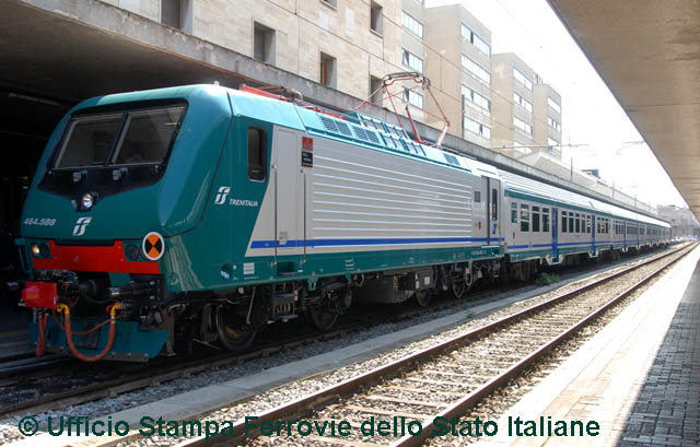 Locomotore E464.588 in sosta nella stazione di Roma Termini