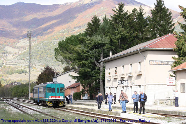La ALn6683304 è in sosta nella stazione di Castel di Sangro come EXP 28571