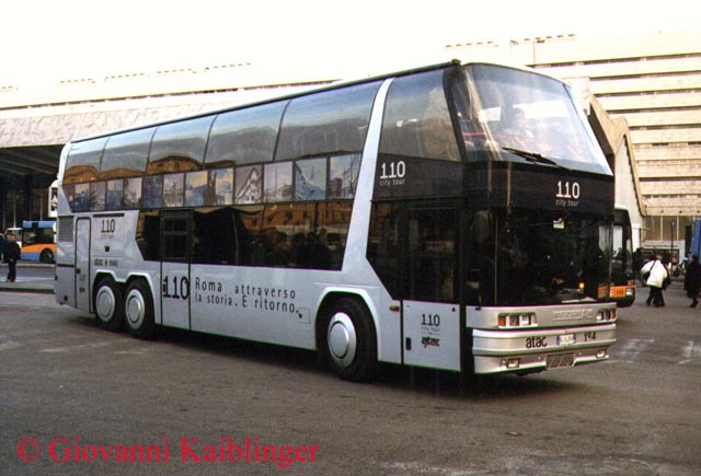 Uno dei 2 Neoplan Skyliner acquistati da ATAC per il servizio turistico della linea 110